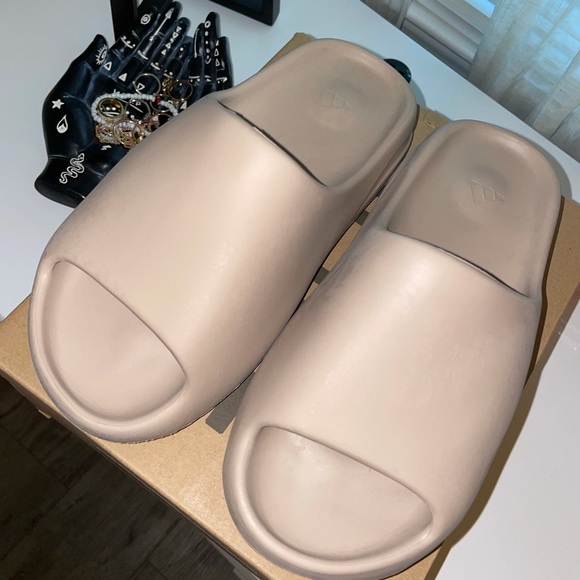 Yeezy Slides - Picture 2 of 5